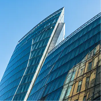 Gratte-ciel moderne en verre à Londres, vue en contre-plongée